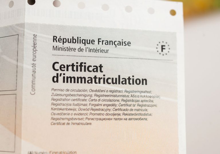 Quels risques si on fait sa carte grise en retard ?